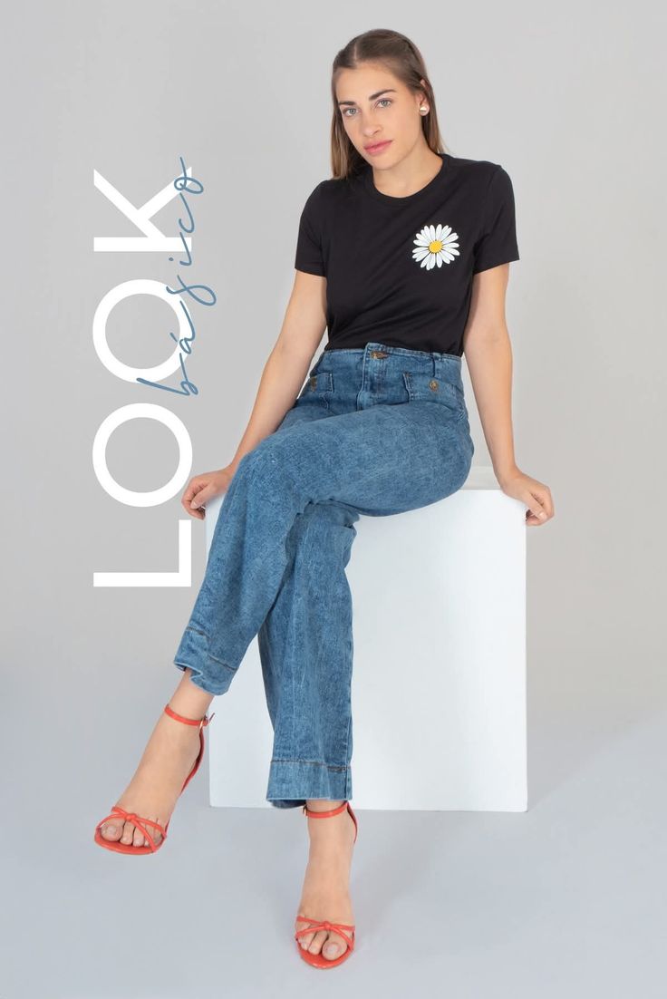Minimal Daisy Graphic T-Shirt for Women | Cute Aesthetic Black Cotton Tee by Pd Clori